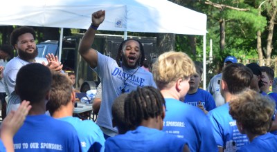 Darrian Bell addresses a group of players. (Photo by Mike Marsee)