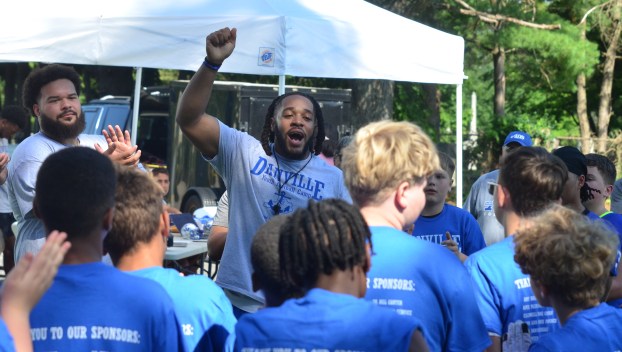 Darrian Bell addresses a group of players. (Photo by Mike Marsee)